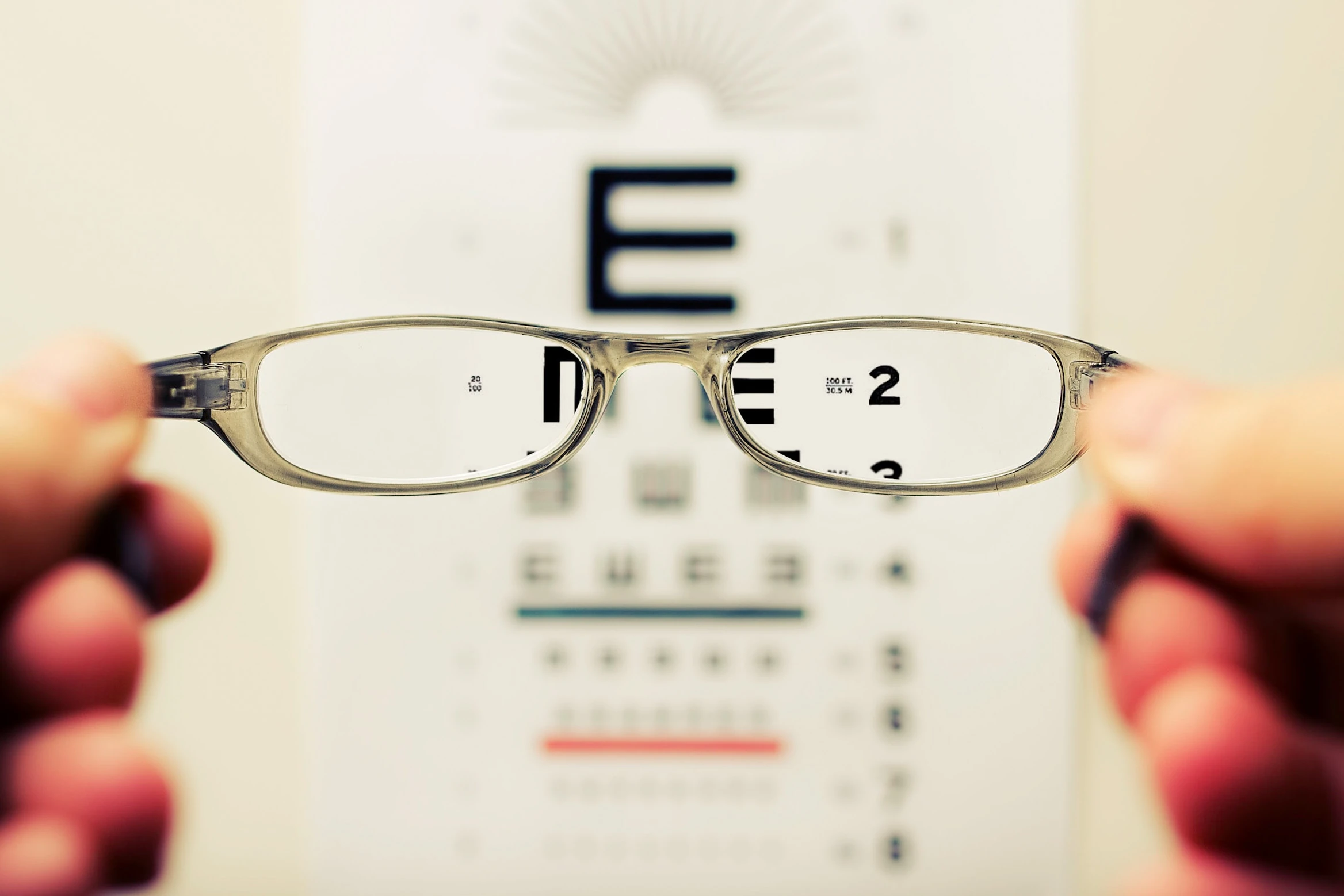 Brille vor Sehtafel